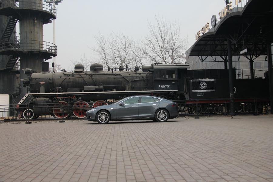  Tesla Model S P85D 2014 года  (CN) (фото 2 из 2)
